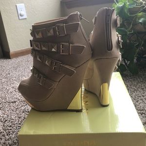 🔆Peep Toe Studded Wedges🔆